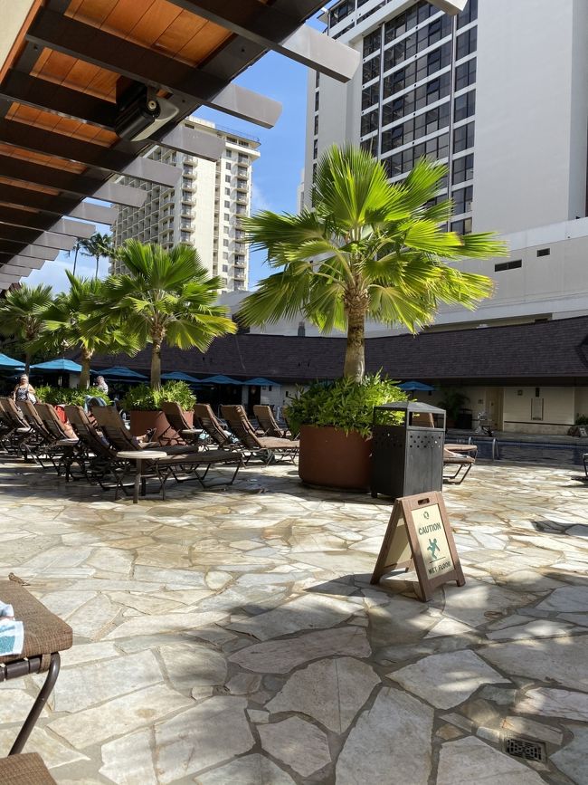 プールサイドで休んでビーチに行っての繰り返しを半日<br />友達とこれが1番楽しい時間だね～と、次の予約を考えながら過ごしました。