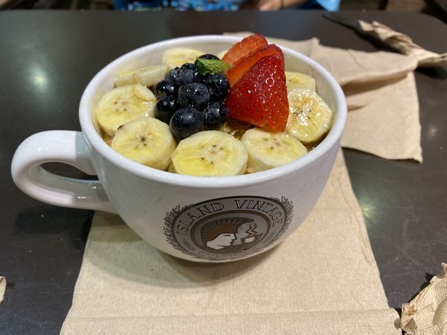 アイランドヴィンテージコーヒーのアサイーボール<br />トニーローマのデザートは重いので散歩がてらここに来ました。<br />ハワイに来たって感じがします。