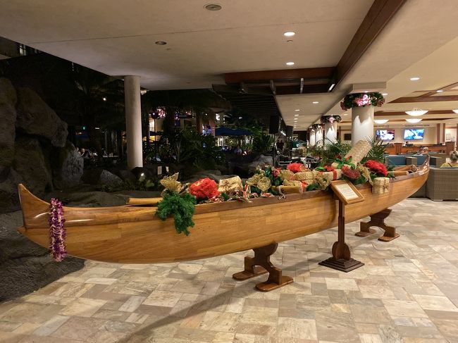 アウトリガーリーフリゾートの入り口にあるカヌーもクリスマスデコレーションになってました。