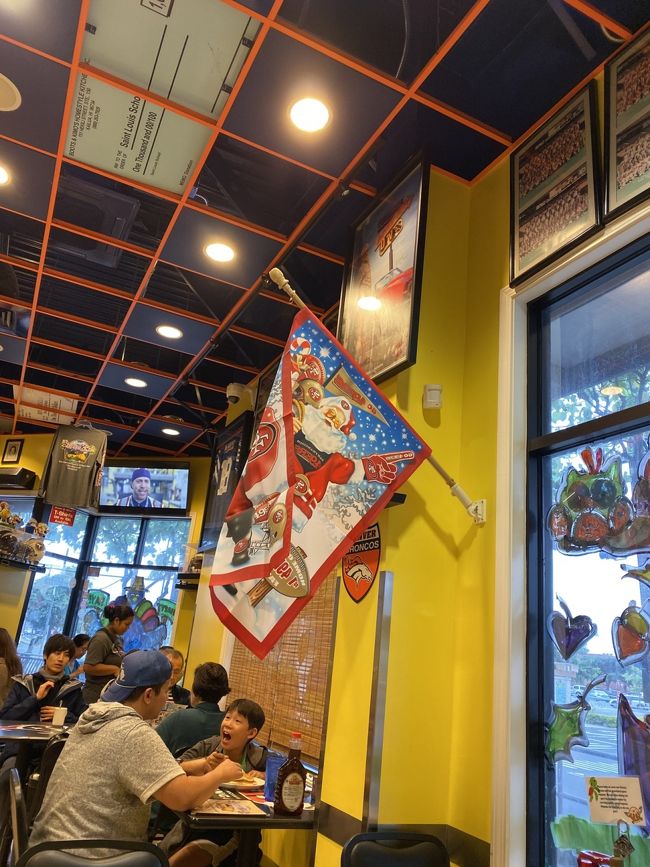 待たずに入れたけどそこそこ混雑してました。<br />アメリカンな店内です。