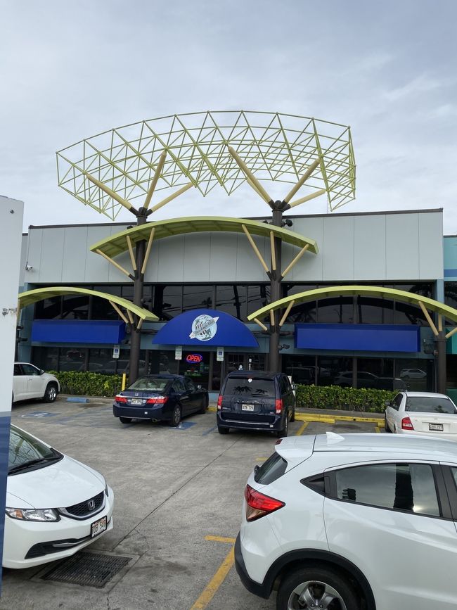 夕方、ハッピーアワーに合わせて「Niko's Piier38」へ。<br />朝が早かったからちょうど良い感じです。<br />ピア38に行く際はこの景色のバス停で降ります。<br />バス停の名前もピア38です。<br />ザバス19番か20番に乗ります。