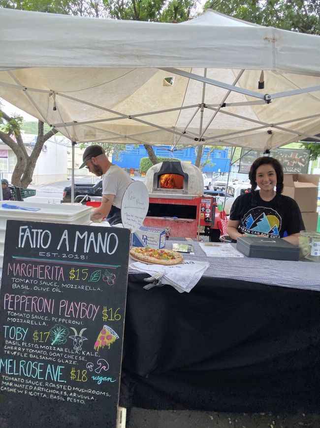 ピザ屋<br />お腹いっぱいだけど美味しそう