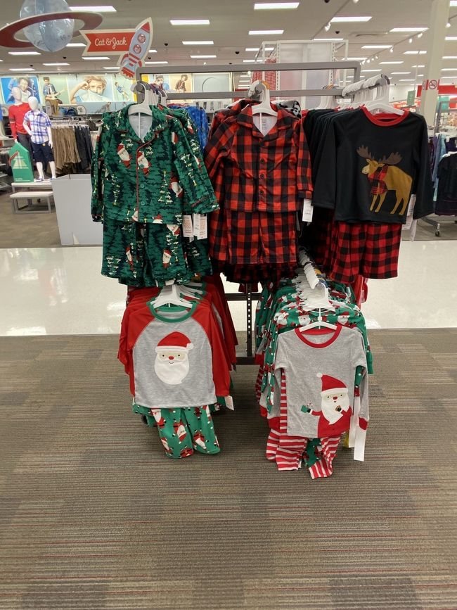 4日目<br />雨ですごく寒いです。<br />ダウンを着てました。<br />カイルアのTarget<br />ここは品数が豊富でベビー用品とペットの物、お土産を買いました。