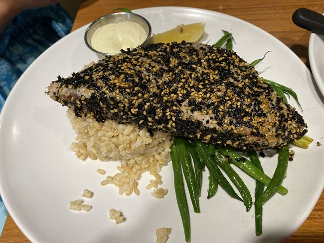 アヒの海苔ふりかけをまぶして焼いたソテー<br />この味付けがかなり美味しいの。<br />ふりかけをこんな使い方するなんで目から鱗でした。<br />フィッシュマーケットだから魚は文句なく新鮮で美味しい。