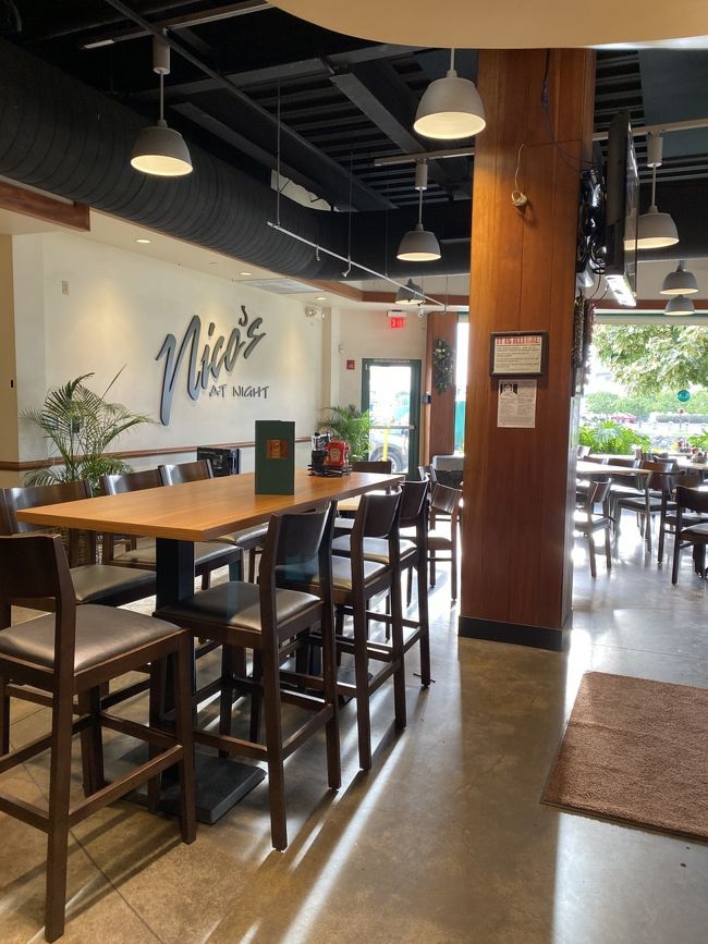 ハッピアワーで17時過ぎないとディナーメニューがオーダーできなかったので店内は空いていました。