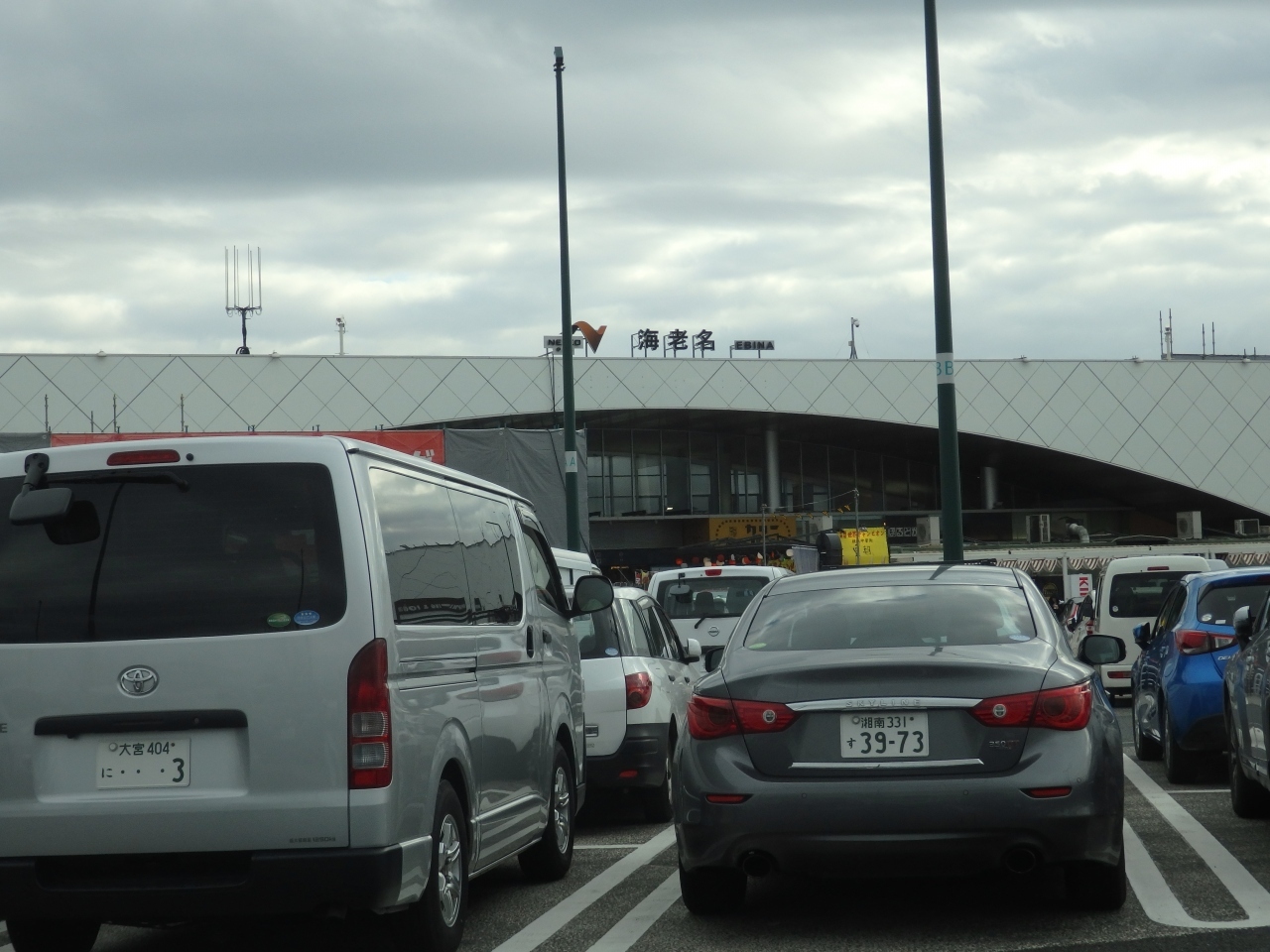 自家用車で、東名高速道で静岡を目指します。
午前中に出発し、海老名SAでお昼を兼ねた休憩です。