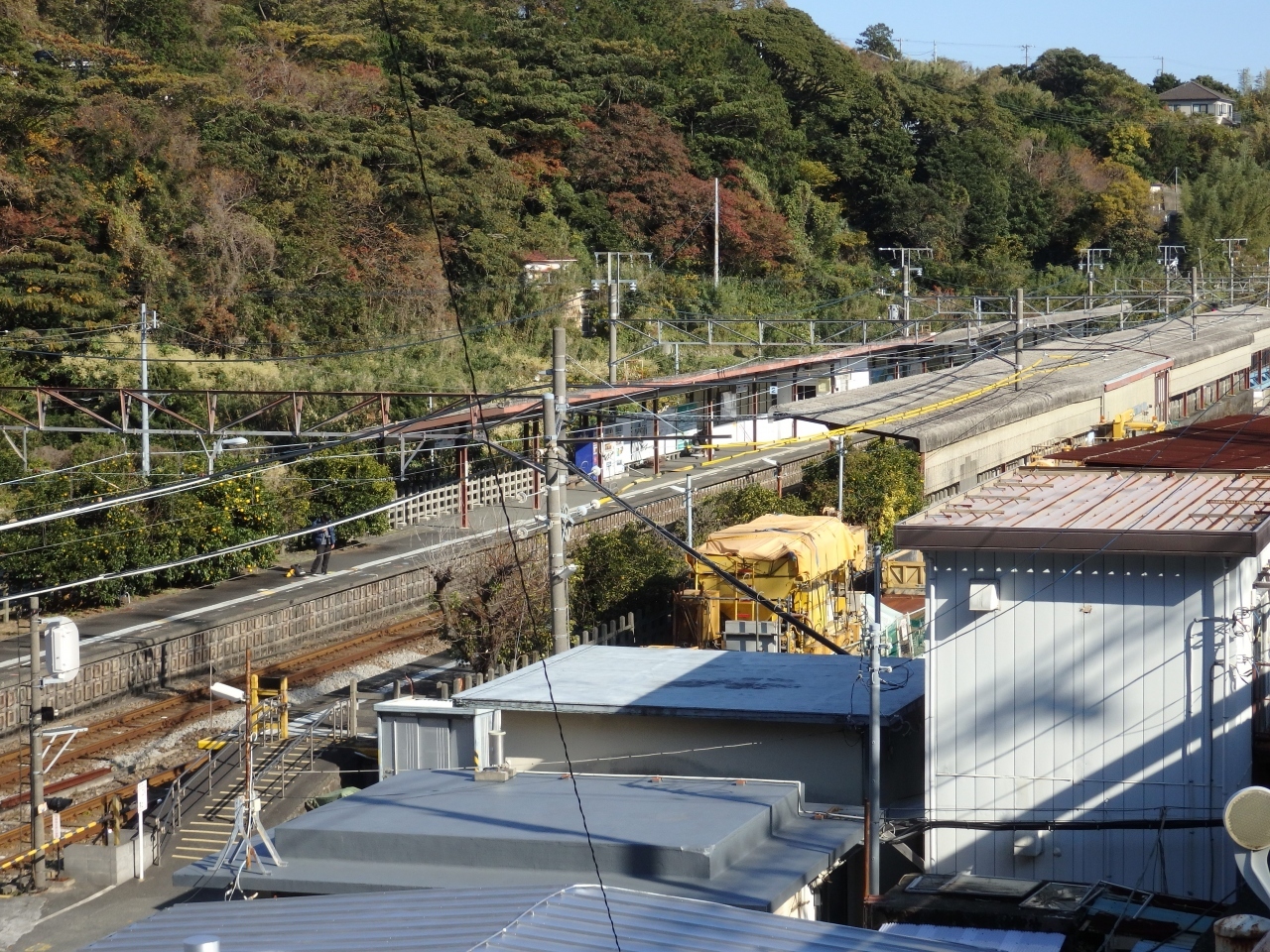 昼食後、稲取駅の近くを通りました。ホームにみかんの木が見えます。
のんびりとした旅行なら、電車で来るのも良いでしょう。