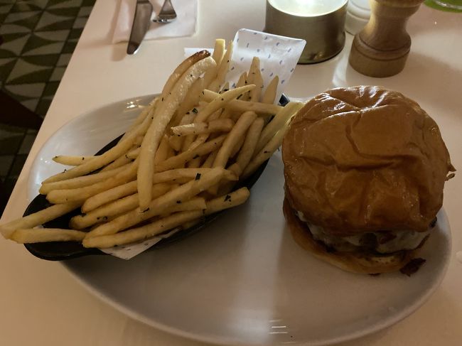 ハワイメニューでハンバーガー<br />ここはアメリカンなボリュームはないので一人一品のオーダーで大丈夫です。