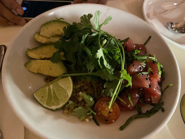 ポキ丼。<br />上の草はパクチーです。<br />パクチー抜いてくれと言いましたが、スタッフは「パクチーって何？？」と聞いてくる始末。友達に全部外してもらいました。<br />ここではポキは絶対オーダーしないわ。<br />スタッフがバツです。