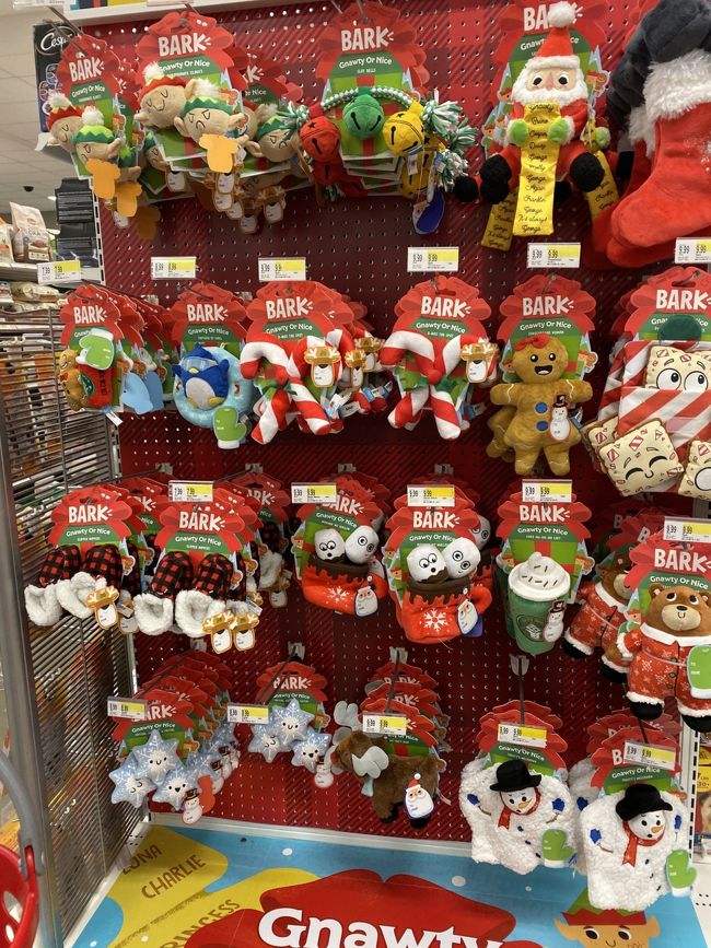 ペット用品にもクリスマス仕様がありました。