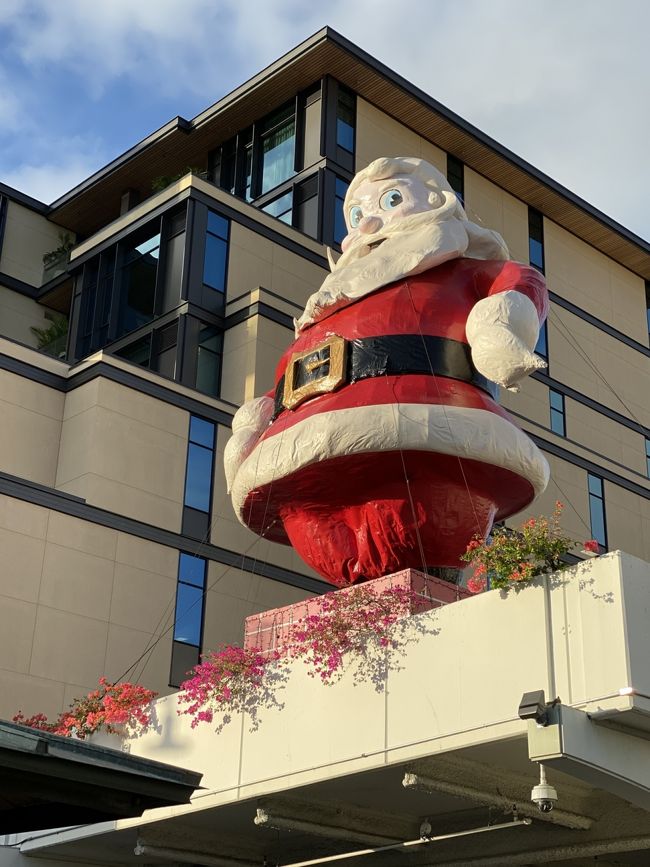 12月近くなるとアラモアナショッピングセンターはサンタが屋根に乗って迎えてくれます。