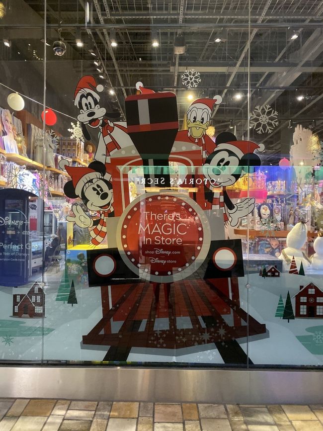 ディズニーストアもクリスマス。<br />ブラックフライデーは人がすごくて入れないというか入りたくなかった。
