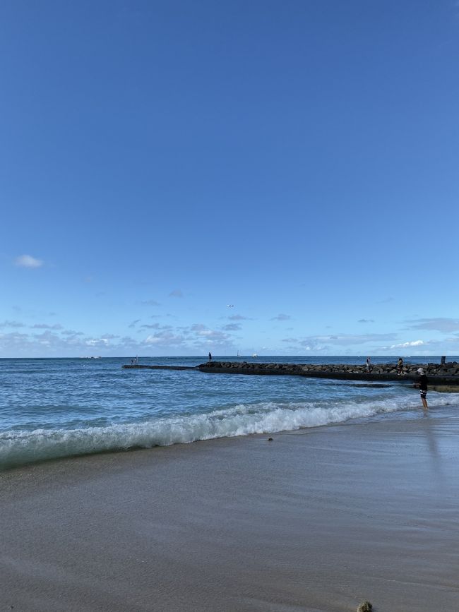 今朝は、夕食が遅かったので朝食抜きでビーチです。<br />友人はラウンジで食事をしていましたが、私はオレンジジュースとオムレツをちょっぴりにしました。<br />