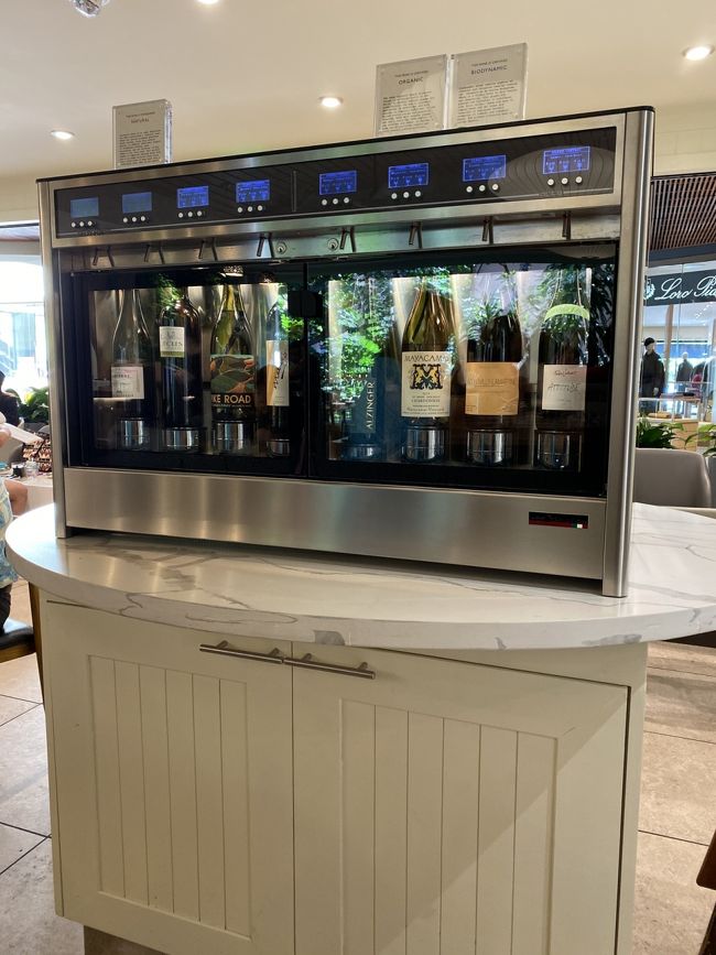 私は朝を抜いたのでお腹が空いたのでアイランドヴィンテージコーヒーでランチ・ポキ丼を食べにきました。<br />友人は朝食を食べたのでお腹が空いていないから来ないと言っていたのに、アラモアナから戻ってこれなかったのが蘇ってやっぱり行くとついてきました（笑）<br />隣接しているワインバーでも食べることができるので空いているこちらでいただく事にしました。