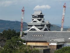 熊本市役所の14階から見た、現在の大天守閣の光景になります。
市役所は路面電車(熊本市電)「熊本城・市役所前」電停で下車。

市役所14階展望フロアには、誰でも無料で入ることができます。
熊本城の全体が把握できますので是非訪れてみてはと思います。