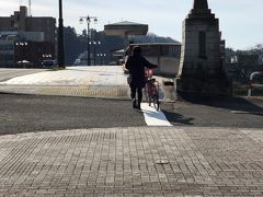 福井照手郵便局の脇、足羽川に架かる九十九橋。