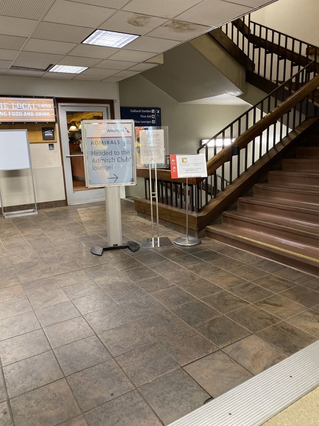 この階段の上にサクララウンジがあります。