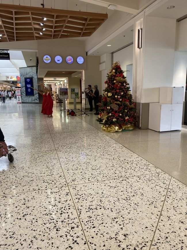 空港に着きました。<br />入国するのにゴールドレーンは閉鎖、1時間以上待たされ空港に入ることができました。お～、ジーザス<br />ラウンジで食事する時間はあるのか？？？