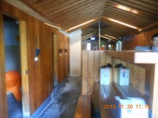 手前に鏡や有料のドライヤーがありその向こうに足湯やソファー　貸切風呂の扉がこの字型にずらりと並んでいます<br /><br />