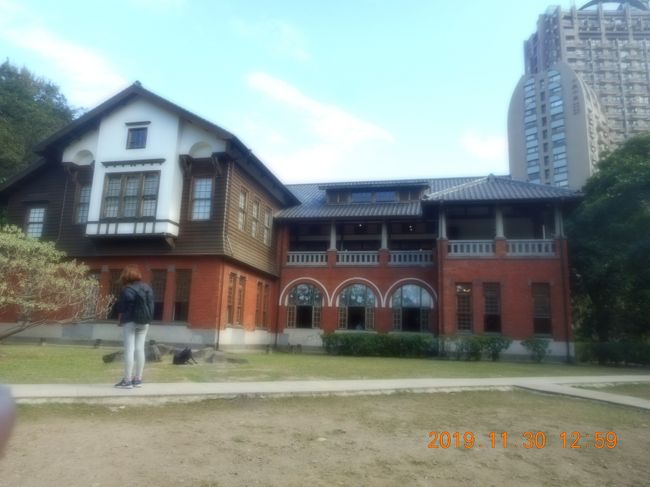 図書館と川を挟んであるのが博物館<br />公共浴場だった施設です