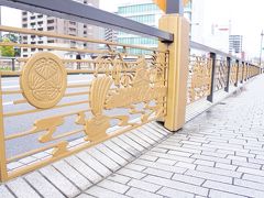 名鉄電車の東岡崎からてくてく15分ほど歩いて岡崎城へ。乙川にかかる殿橋を渡って左折して乙川に沿って行くと岡崎公園が見えてきます。