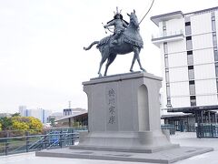 名鉄電車の東岡崎駅前に最近、完成した徳川家康像。
街づくり推進的に駅前かいわいにいろいろできている様子です。
