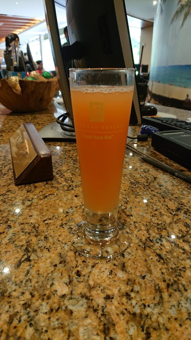 トランプのお隣のエンバシー　スイーツ　にお引っ越ししました。チェックインの時にはこの美味しいジュースがサービスされます。<br />冷たくてとても美味しいジュースです。おかわり欲しい！