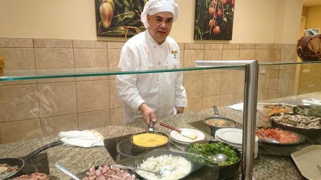 卵料理はお好みでオーダーできます。卵料理担当の彼はカメラのリクエストに快くおうじてくれますよ。