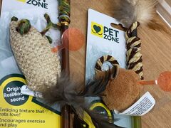 Walmartで猫のおもちゃを買いました。
降るとチューチュー音が出ます。
日本で買うと1つ千円くらい。
こちらは2つで千円しないくらい。
逆輸入決定です。