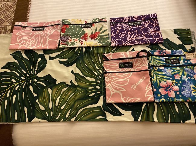 仕事で使えるポーチ、ピアノの上にかける布、滞在中携帯と財布を入れるためのバックを買いました。