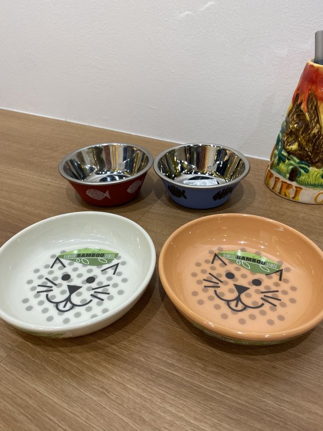 こちらは、猫用の食器。<br />裏がシリコンが貼ってあるので動かないの。<br />1つ＄3.5くらいなので日本で買うより安い！！<br />