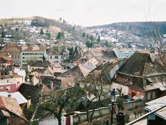 　まずは、市内散策。なるほど、ブラショフ同様、中世にタイムスリップしたような町。この町をそのまま“中世ヨーロッパ村”としてテーマパークにできそうな雰囲気です。ガイドブックにある教会、史跡を回ります。ドラキュラのモデル、ウラド・ツェペシュ公の生家もあります。ただ、意外と観光地化されています。ガイドブックには「観光地化されていない素朴な魅力」とありましたが。。。

　町を歩いていると、男女2人組に話しかけられます。男のほうから、英語で「She（その女性のこと） want to talk to you and go with you. To restaurant or café?」と英語で話しかけられます。その様子から、単純に好奇心で話しかけているわけではなく、なにか怪しげなサービスの勧誘だろうなと思い断ります。すると、今度は物乞いにも声をかけられます。町が小さいので、私がどこに歩いていくか丸見えで、彼らにも居場所が分かってしまうのでちょっと気まずいです。