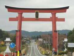 「羽黒山大鳥居」と言うらしいです。
ちょうど去年の11月に90年振りに建て替えられたので、綺麗ですね☆

