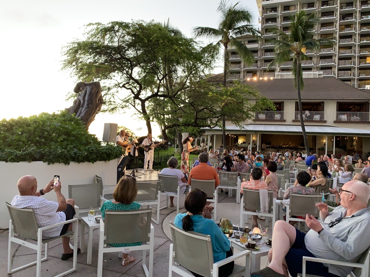 その頃、ディナーをお約束したT様
ハレクラニで順番まち

ごめんね～～私の都合で
すんません

良いわよ～でも、まだ待ちだけどどうする？
そうだね、店変えようか？
(音楽もフラも見たからね～～汗)

サンセットをこちらでと思いましたが
klklさん、早めに場所取りするつもりが
お部屋のカードキーのエラーで時間取り
ネコ様ともすれ違い。。バタバタ
T様にはとてもご迷惑をかけました
(反省)
