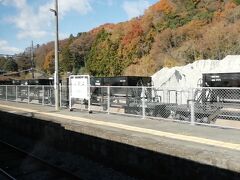 小野上駅。

吾妻線は貨物営業の無い線なんですが、ここの採石場からＪＲ東日本のバラストを運ぶためにこのホッパー車が居るんですね。
そして、走る時は貨物列車じゃなくて、工事列車。

wikiを見て書いてるだけですが、面白いなと思いまして