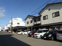 本来なら11:15に敦賀着の予定でしたが、30分遅れているのでタクシーでランチの店に・・・

敦賀の水産卸売り市場（写真の左前方）に近い「どんと屋」です。

https://buri8.com/dontoya

「どんと屋」周辺は広いです。手前は広場で公衆トイレ（綺麗）やベンチがあります。