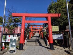 隣の三光稲荷神社は犬山城への近道と書かれていたので神社の中を通って犬山城へ向かいます。

