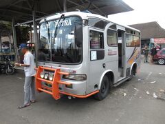 13:03にカランパンダンのバスターミナルで途中下車。その辺の人に聞いて、スクー寺院最寄りのNglorok（グロロッ）行きのバスを教えてもらう。ただ、発音が難しく筆談で確認。写真がそのバス。
13:10頃に発車。