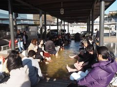 駅前の家康の湯という足湯。天気も良いのでかなりの混雑。天然温泉かけ流しで、16:00以降にすべて抜いて毎翌朝掃除するそうです。文字通り老若男女が集うスペースですね。
