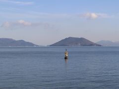 高松に近づいてくると女木島が見えてきます。
松竹の人気映画シリーズ「釣りバカ日誌」では、主役の「ハマちゃん」（西田敏行さん）はこの島から船で高松に通勤するサラリーマンという設定から始まりました。

またこの浮かんでいる灯台のあたりが、昭和３０年、宇高連絡船「紫雲丸」と貨物船が衝突、沈没し、修学旅行中の児童など１６８名の死者を出した紫雲丸事故の現場でもあります。
多くの児童が亡くなったこの悲惨な事故が、瀬戸大橋建設の動機になりました。