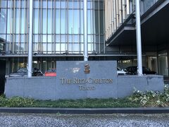 東京・六本木『THE RITZ-CARLTON TOKYO』

『ザ・リッツ・カールトン東京』の車寄せスペースの写真。

今日はこちら側から撮影してみました（笑）

東京の大パノラマを望む贅沢な空間

六本木の東京ミッドタウンに位置するザ・リッツ・カールトン東京。
美術館やショッ プが集まる複合施設「東京ミッドタウン」の
上層階9フロアを専有する贅沢なロケーションです。

日本の美意識と洗練したラグジュアリーが融合する全247の客室を
はじめ、くつろぎの空間「クラブラウンジ」、ミシュラン一つ星の
レストランを含む多彩なダイニング、至福のリラクゼーションを提供する
スパなど充実した施設とともに、パーソナルで心温まるおもてなしで
お迎えいたします。

リワード カテゴリー 8