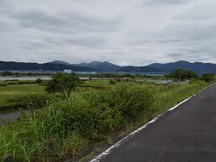 島田駅より大井川を目指して進みます。12:20通過。渡し場があったあたりで大井川にぶつかります。（駅より20分）川沿いに少し北にすすみます。（現代は多い橋で渡るので）川沿いの土手はこんな感じで歩きやすく幅広です。500mくらい先に今回進む「大井川橋」が見えます。