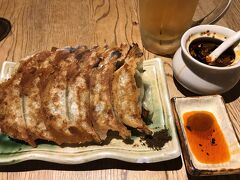 京都ナイト２軒目は餃子専門店「亮昌」。行列のできる人気店です。餃子２人前。京都の食材でつくられているとのこと。揚げ昆布の入ったラー油や山椒でアクセントをつけていただきます。美味しいけど、ビジネス京都料理っぽいですね。 