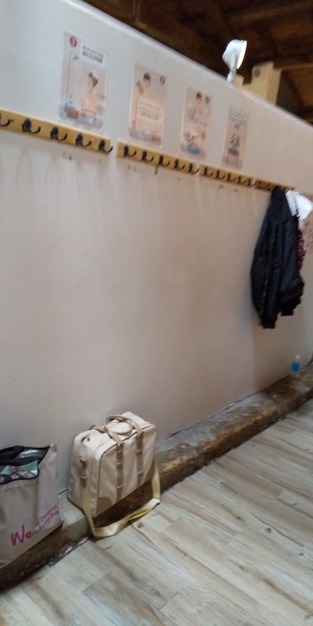 受付で番号が付いた鍵をくれるので　その番号のロッカーを使います<br />狭いです