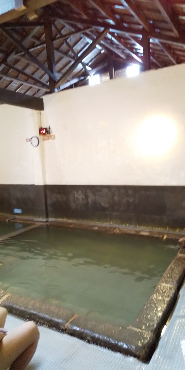浴槽は2つ　温泉は空気に触れどんどん劣化していくので　このくらいの広さだと<br />嬉しいです　浴槽は建てた当時のまま<br />泉質は酸性緑礬泉　PH１，２　4４度位と４１度位でした<br />草津の共同湯に入る方なら大丈夫<br />