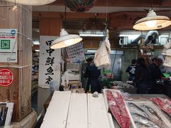 11時前ですが、早めのランチをいただきます。

こちらの魚屋さんで買った魚を食堂でいただけます。