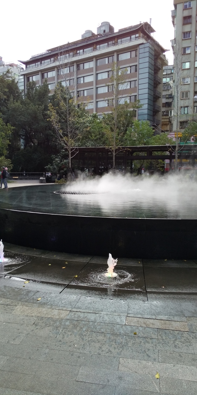 噴水は温泉なので湯気が上がってます