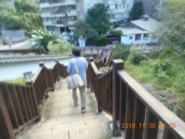 千禧湯の脇を降りて温泉が流れる川を渡ります