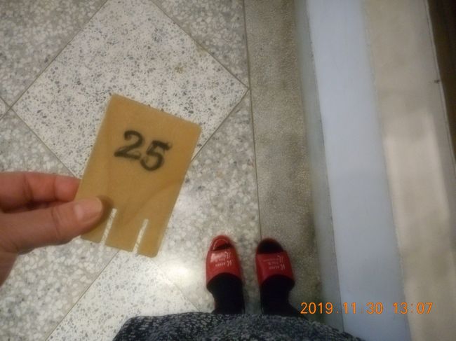 靴脱いで入ります<br />下駄箱は銭湯のようでした