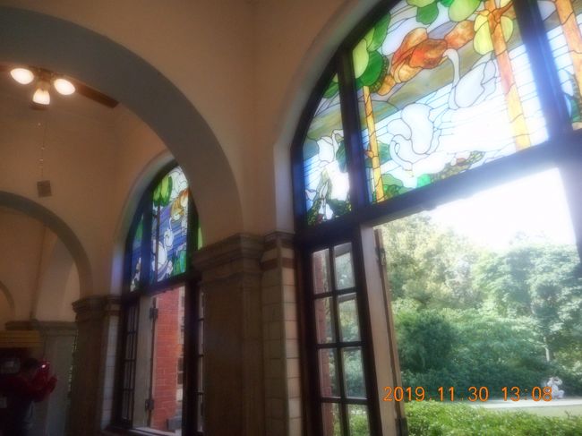 １００年前を復元したそうです<br />諏訪湖にある片倉館を思い出しました<br />畳敷の大広間もあり休憩所になっていますが　横になると係員に注意されます